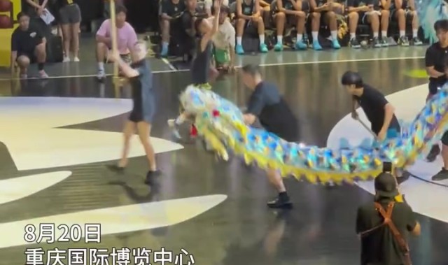 中国元素拉满！库里一行伴着舞龙震撼出场 这波打多少分